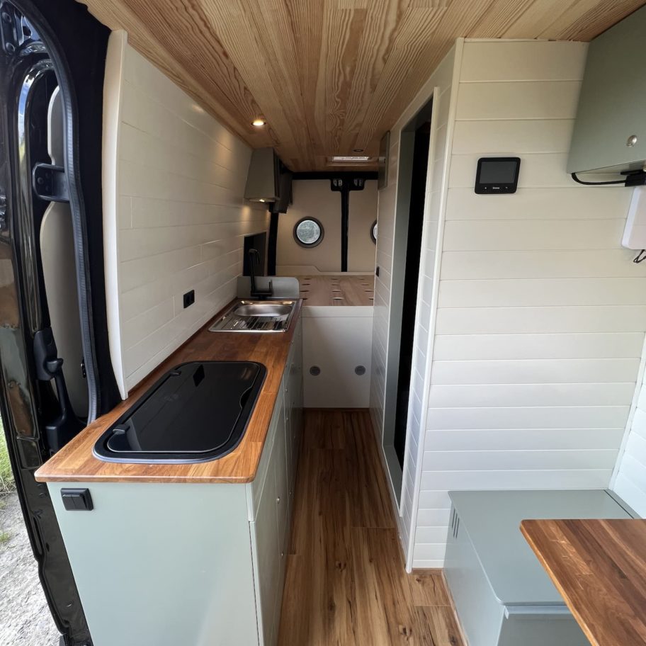 Kamtaro Mercedes Sprinter H2L4 kitchen