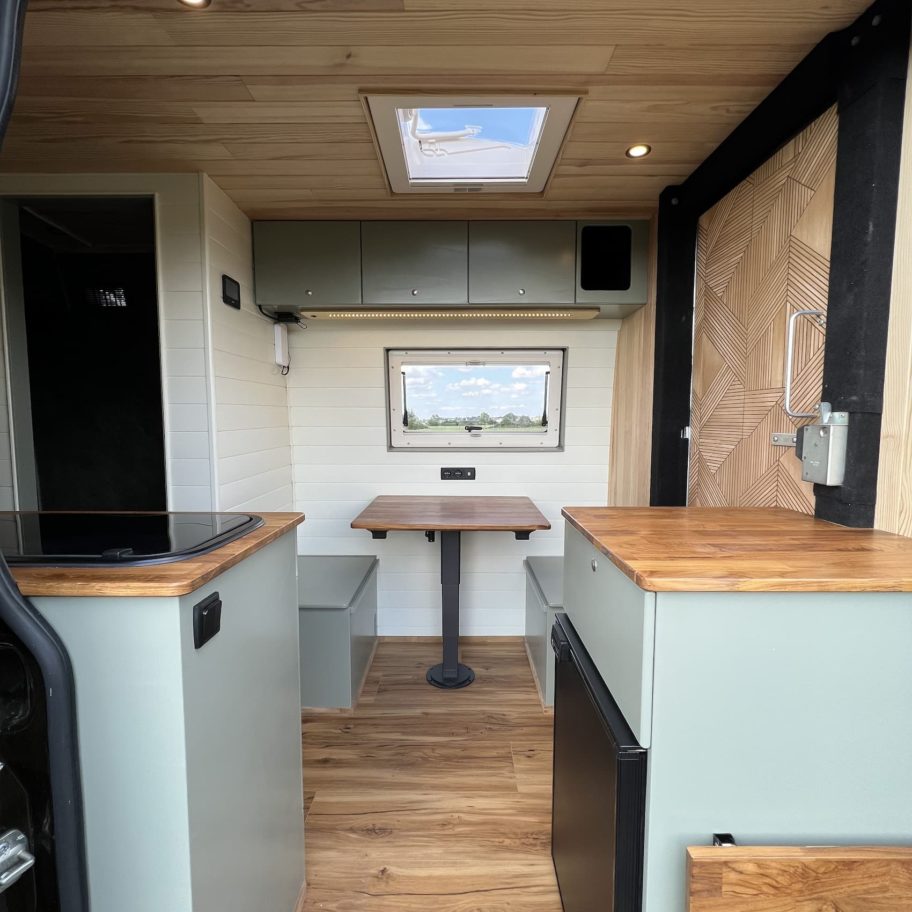 Kamtaro Mercedes Sprinter H2L4 kitchen side