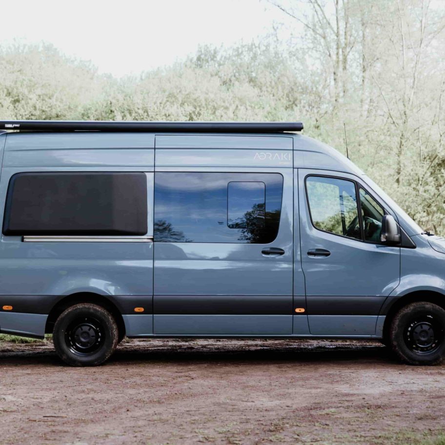 Vue latérale du Mercedes Sprinter L2H2 Aoraki – fourgon aménagé OLEY WORKSHOP prêt à partir.
