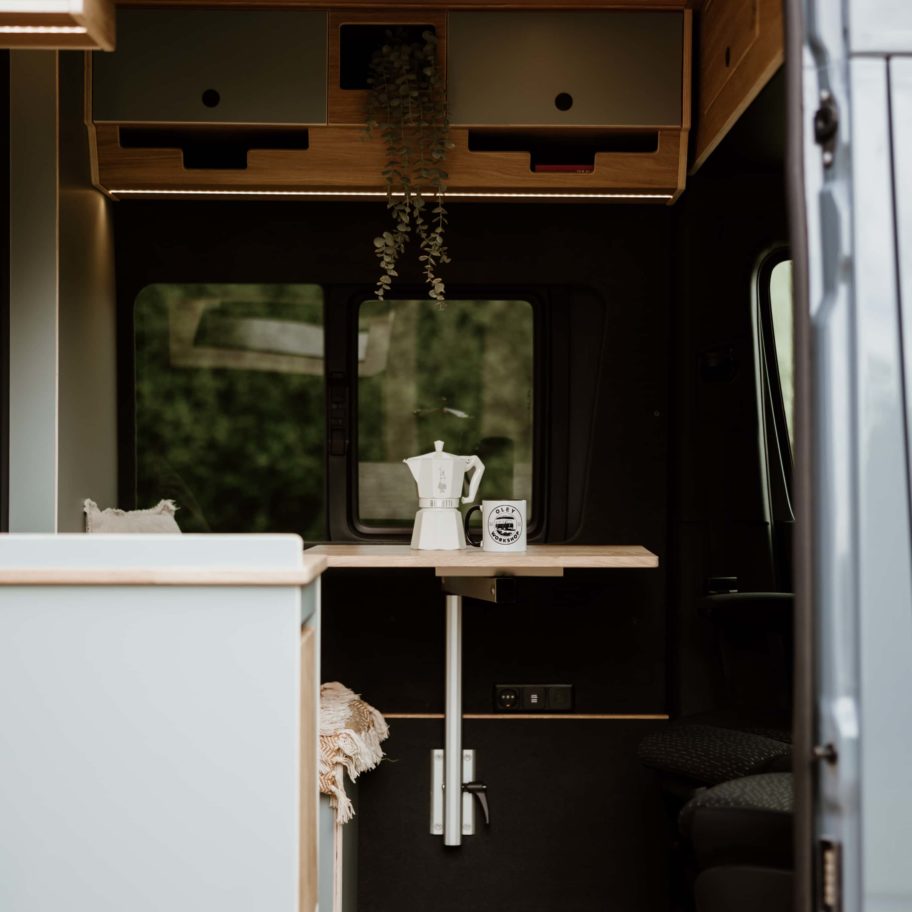 Entrée du Mercedes Sprinter L2H2 Aoraki aménagé par OLEY WORKSHOP – accès lumineux, design soigné et finitions bois.