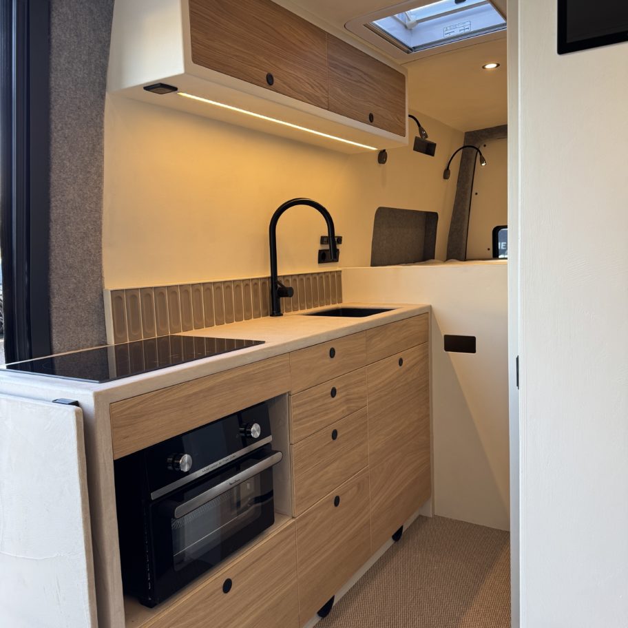 Aménagement sur-mesure d’un Mercedes Sprinter 4x4 pour le voyage en van