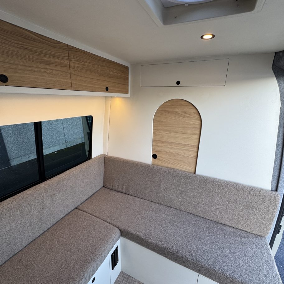 Aménagement sur-mesure d’un Mercedes Sprinter 4x4 pour le voyage en van
