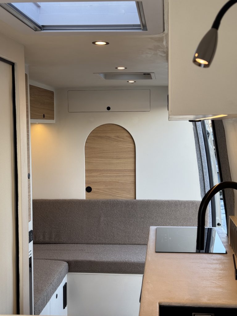 Aménagement sur-mesure d’un Mercedes Sprinter 4x4 pour le voyage en van
