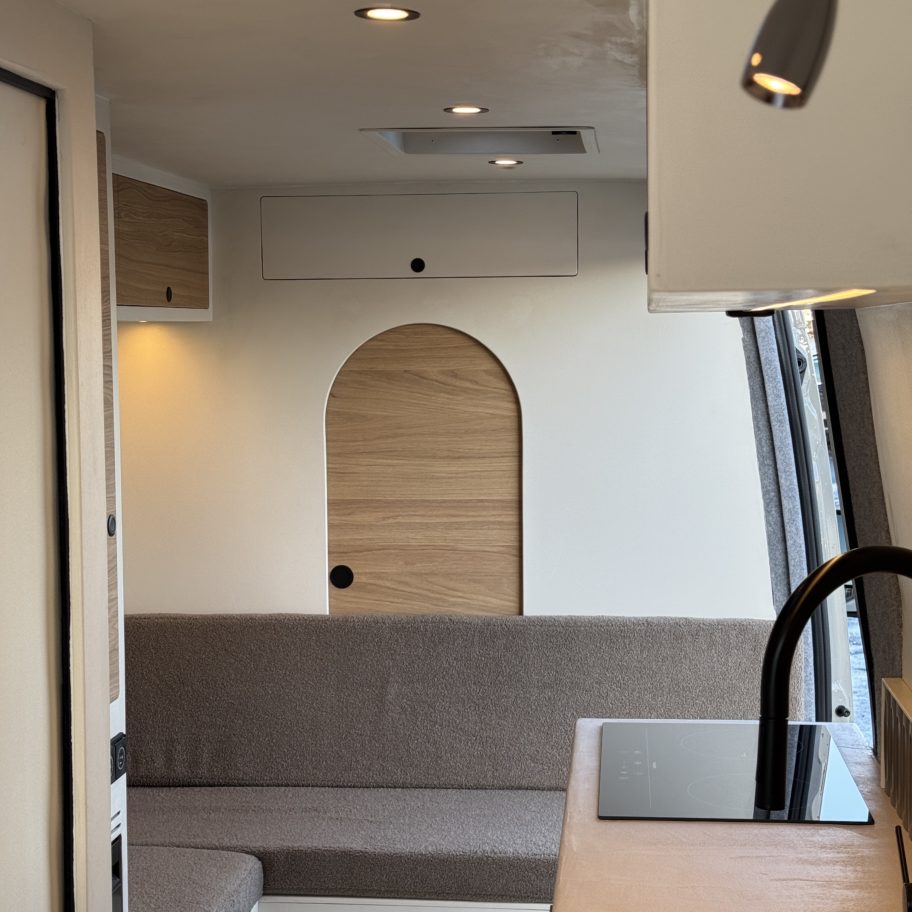 Aménagement sur-mesure d’un Mercedes Sprinter 4x4 pour le voyage en van