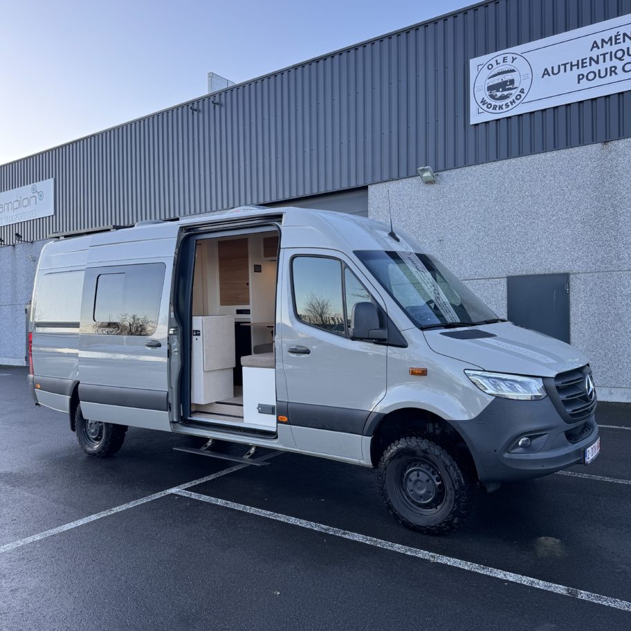 Aménagement sur-mesure d’un Mercedes Sprinter 4x4 pour le voyage en van