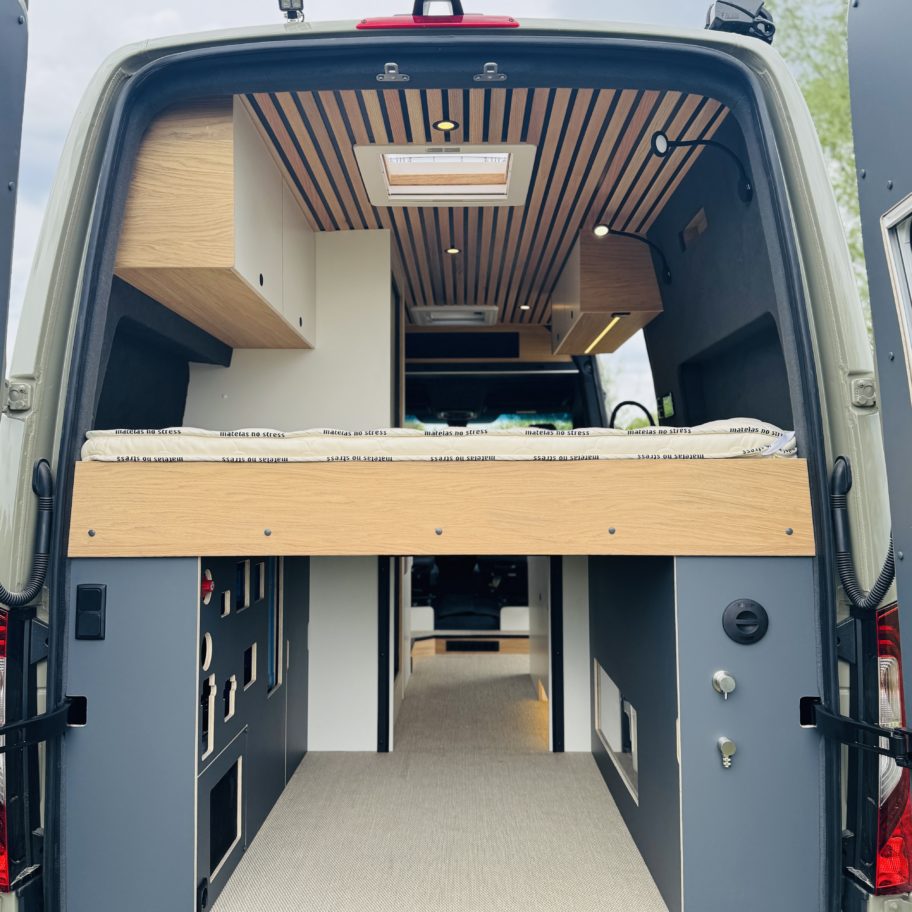 Aménagement sur-mesure d’un Mercedes Sprinter 4x4 pour le voyage en van