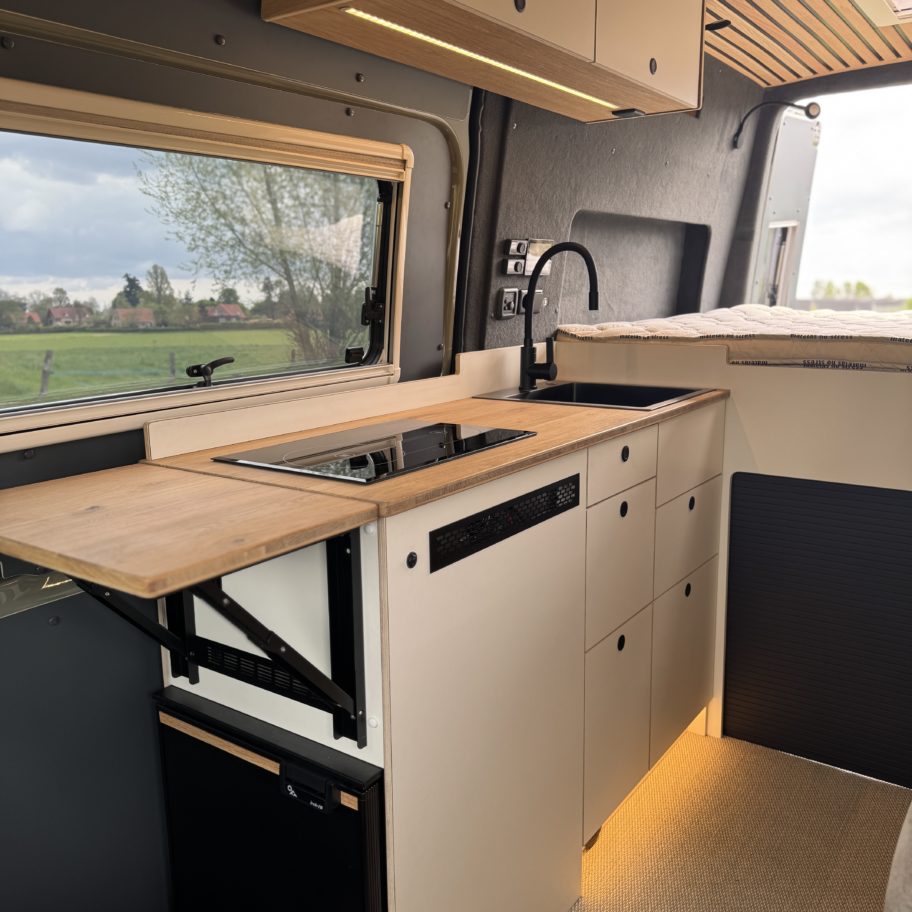 Aménagement sur-mesure d’un Mercedes Sprinter 4x4 pour le voyage en van