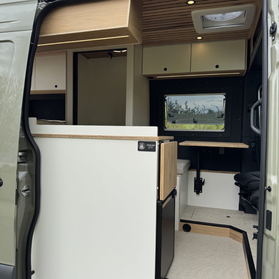 Aménagement sur-mesure d’un Mercedes Sprinter 4x4 pour le voyage en van