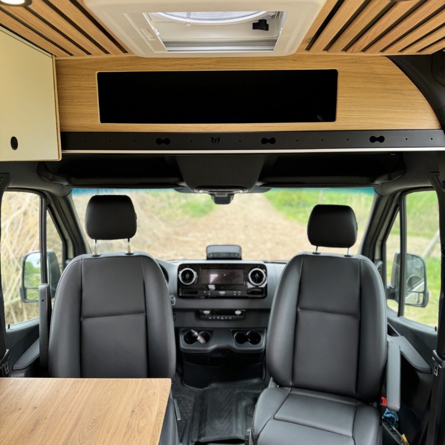 Aménagement sur-mesure d’un Mercedes Sprinter 4x4 pour le voyage en van