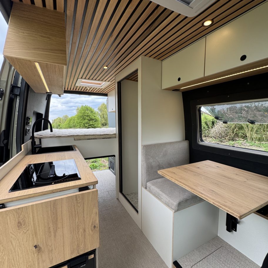 Aménagement sur-mesure d’un Mercedes Sprinter 4x4 pour le voyage en van