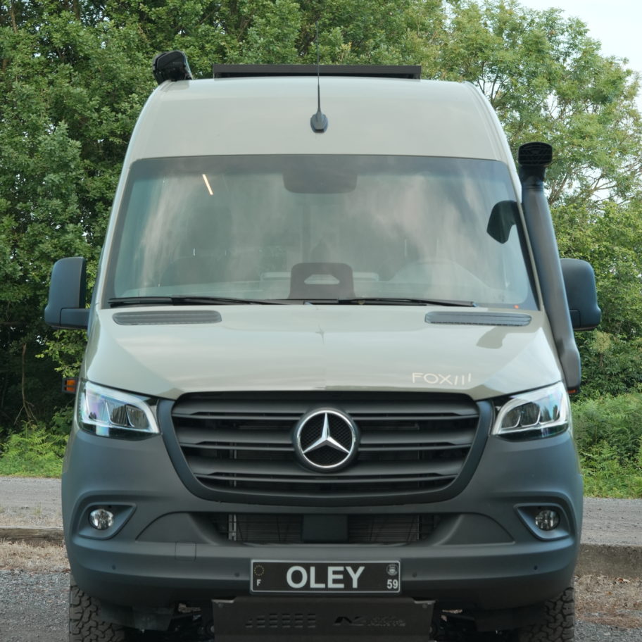 Mercedes Sprinter 4x4 avec snorkel sur chemin de gravier prêt pour l’aventure tout-terrain