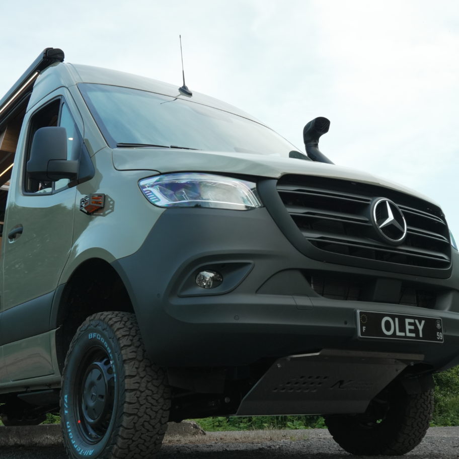 Vue inférieure avant du Mercedes Sprinter 4x4 avec snorkel Bravo et plaques de blindage N4 Offroad