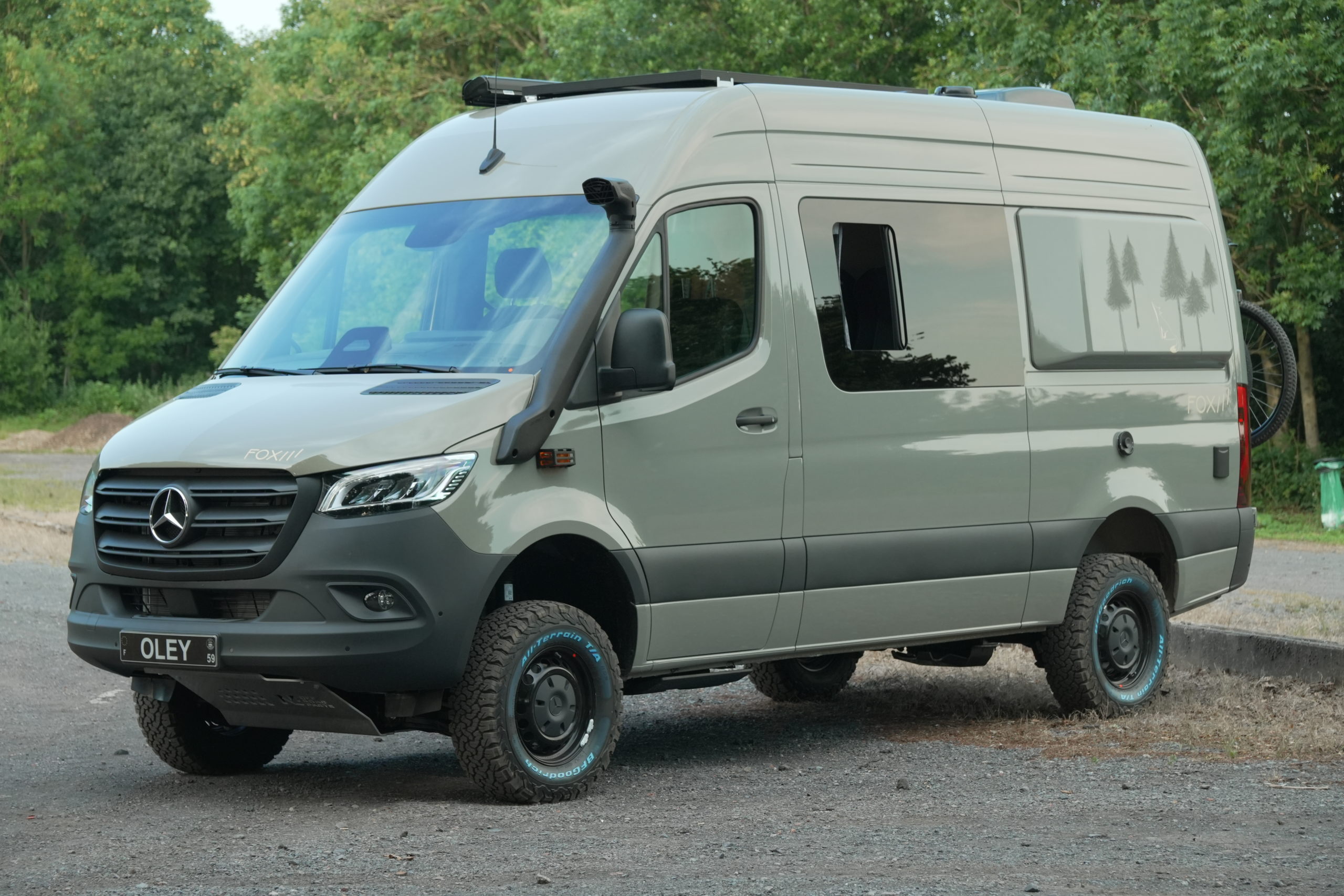 Vue 3/4 d’un Mercedes Sprinter 4x4 aménagé avec snorkel et joue d'élargissement