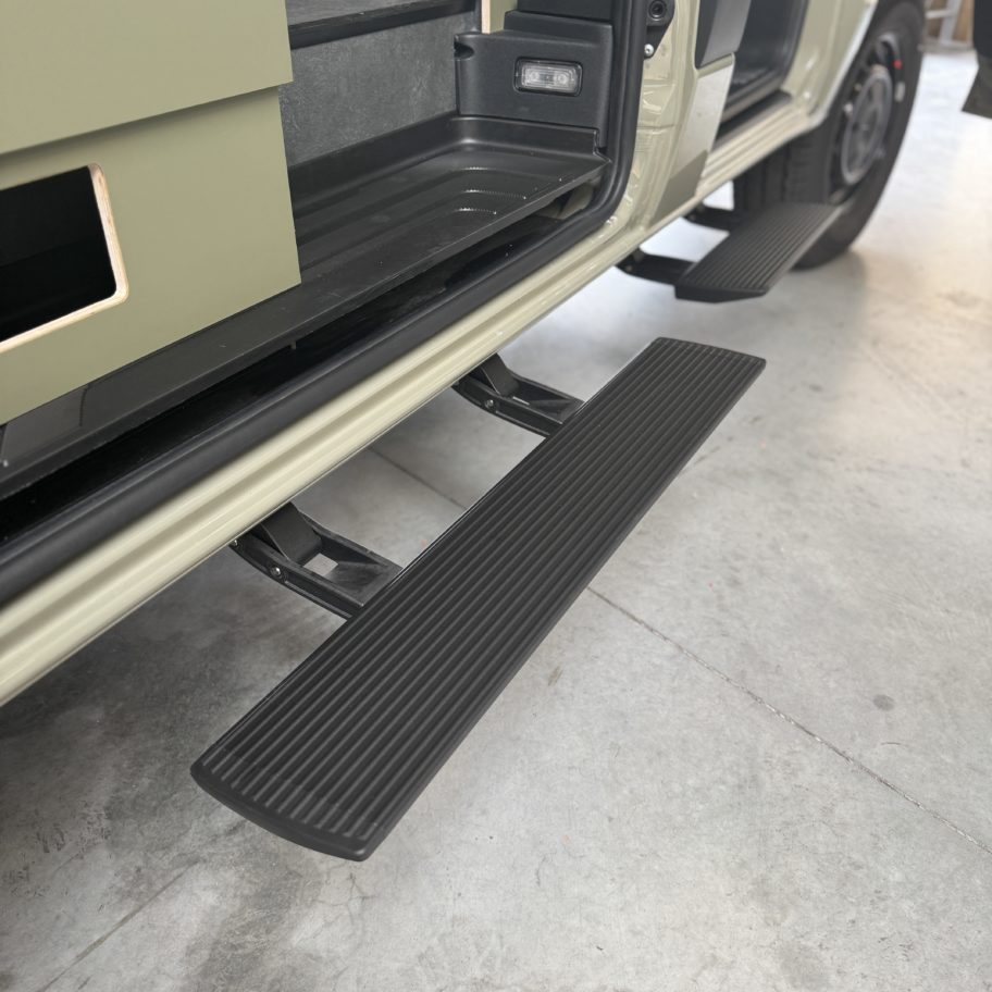Marchepieds électriques rétractables ActiFleet sur Mercedes Sprinter 4x4 pour un accès facilité