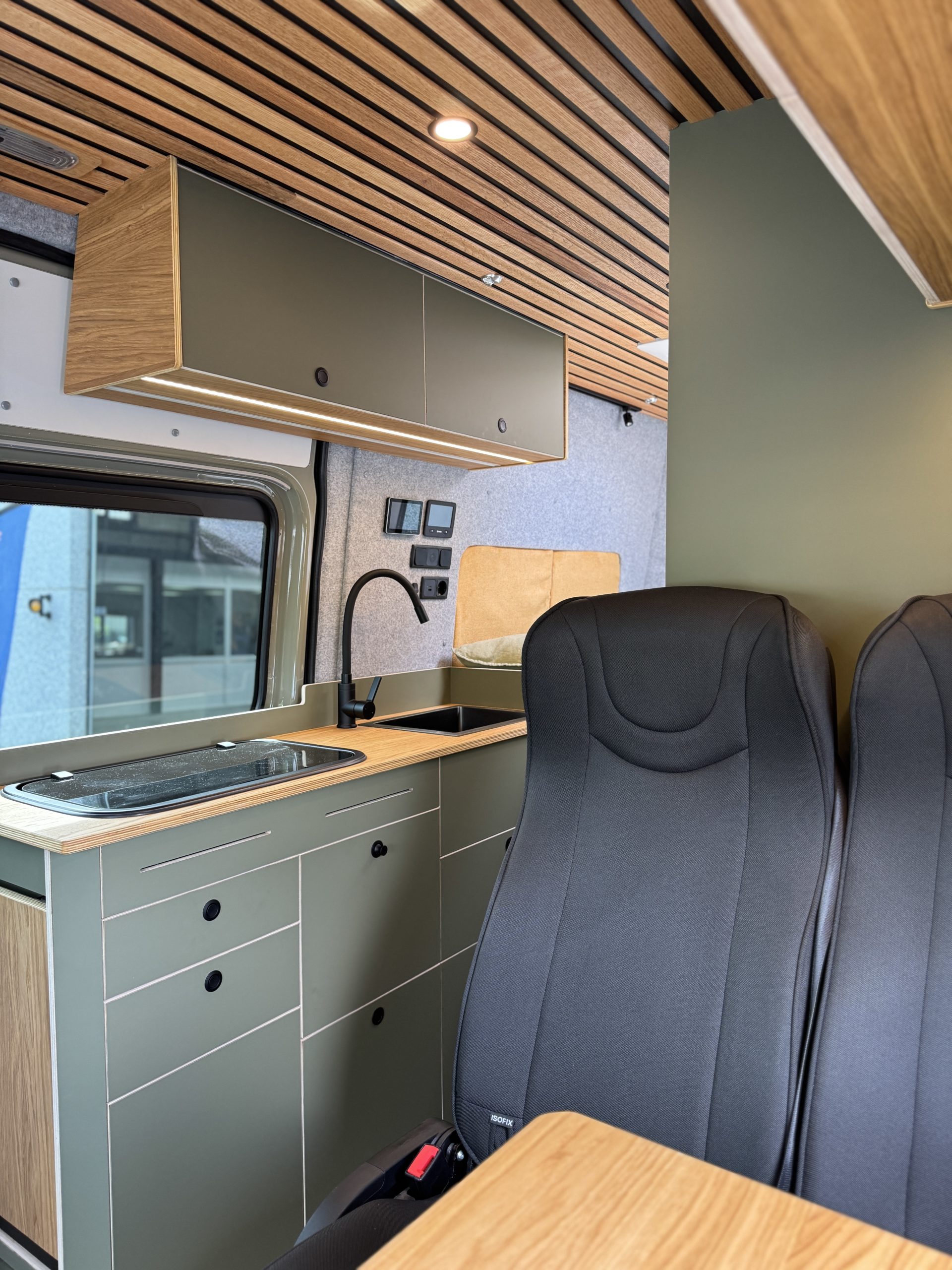 Coin banquette et cuisine aménagée dans un Mercedes Sprinter 4x4 Foxiii