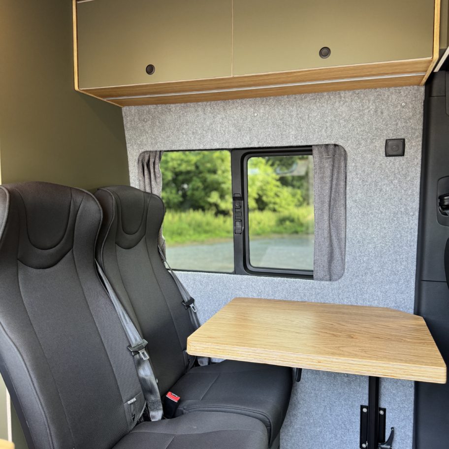 Banquette Mobiframe deux places dans van aménagé Mercedes Sprinter 4x4