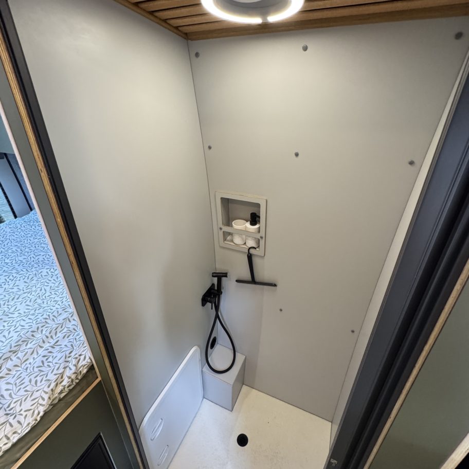Douche intérieure intégrée dans un fourgon Mercedes Sprinter 4x4 aménagé