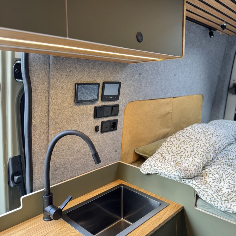 Évier de cuisine et écrans de contrôle Victron dans un van aménagé Mercedes Sprinter 4x4