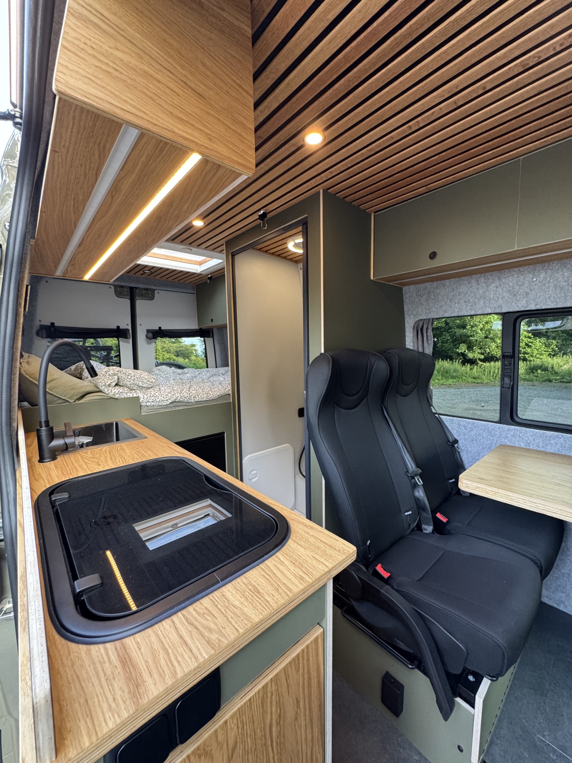 Vue intérieure complète d’un Mercedes Sprinter 4x4 aménagé pour le voyage en autonomie