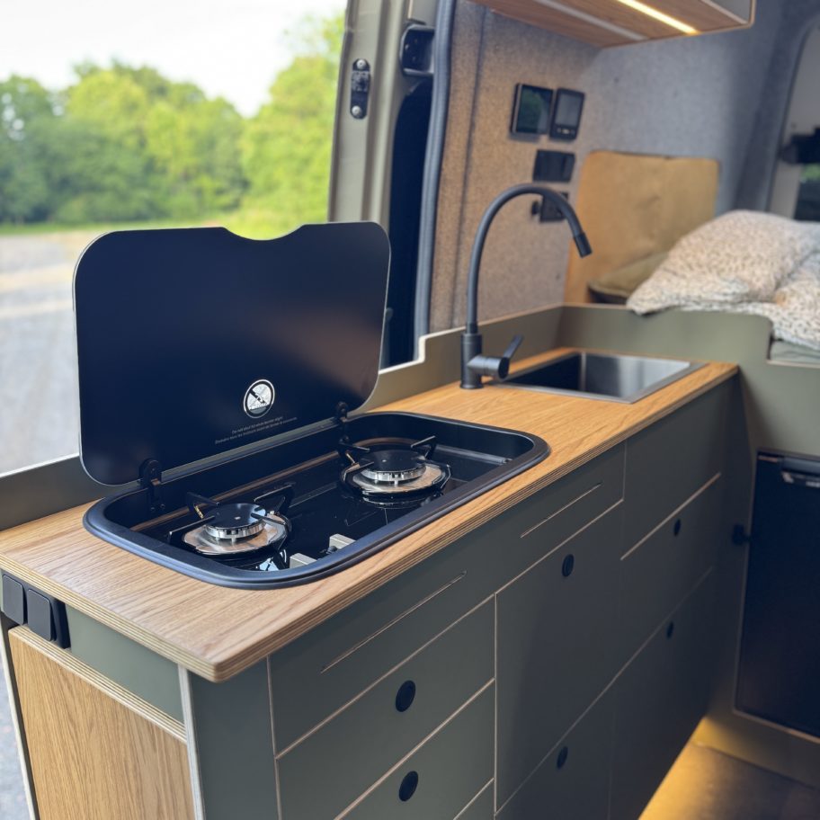 Cuisine équipée dans un Sprinter 4x4 avec plaque gaz Thetford et rangements