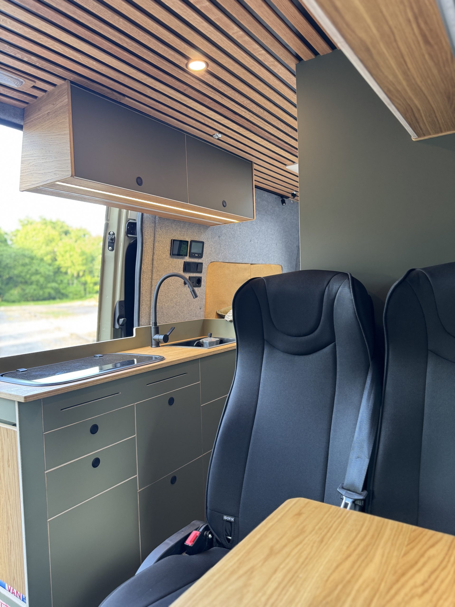 Coin repas du projet client FOXIII — sièges cabine pivotants + plateau amovible, Oley Workshop Hauts-de-France
