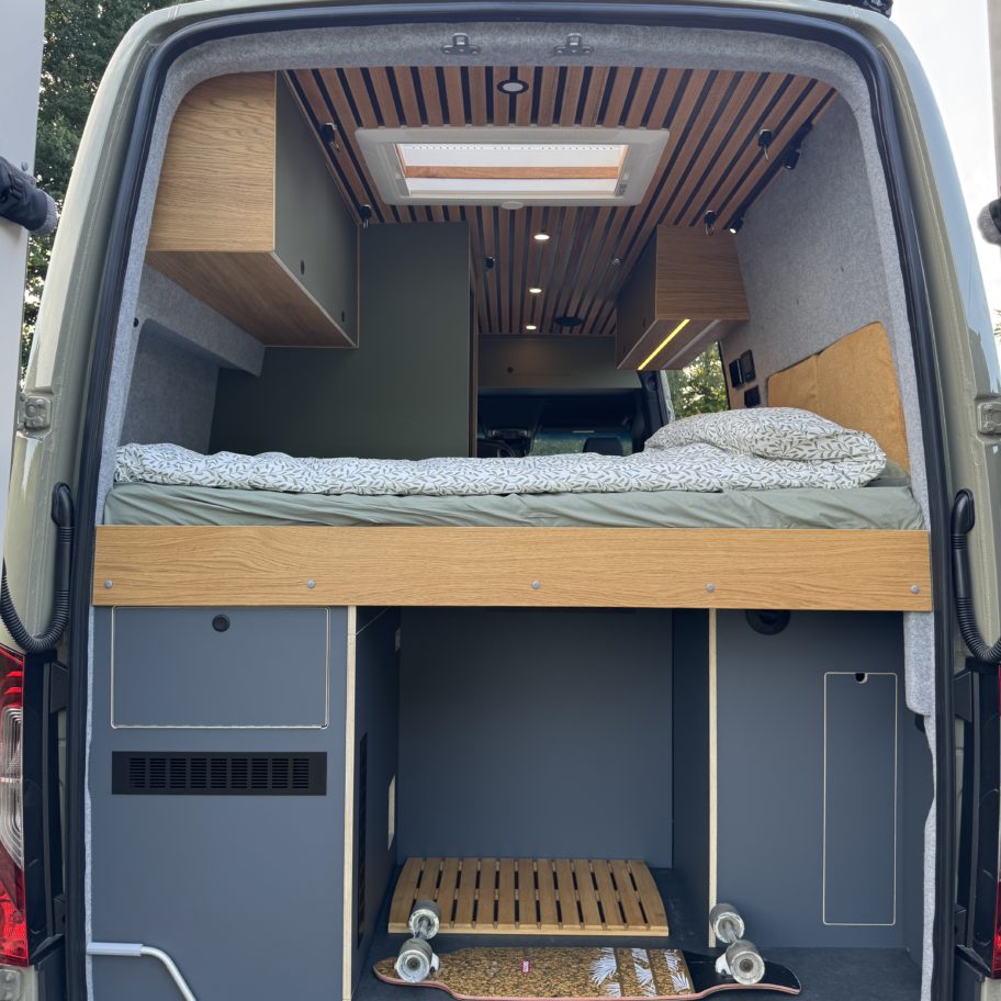 Soute arrière fonctionnelle dans un van 4x4 aménagé avec rangements sur mesure
