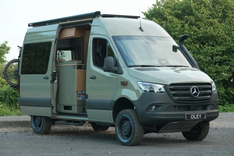Mercedes Sprinter 4x4 aménagé en véhicule d’expédition sur-mesure par Oley Workshop à Lille, idéal pour la van life et les aventures hors des sentiers battus.