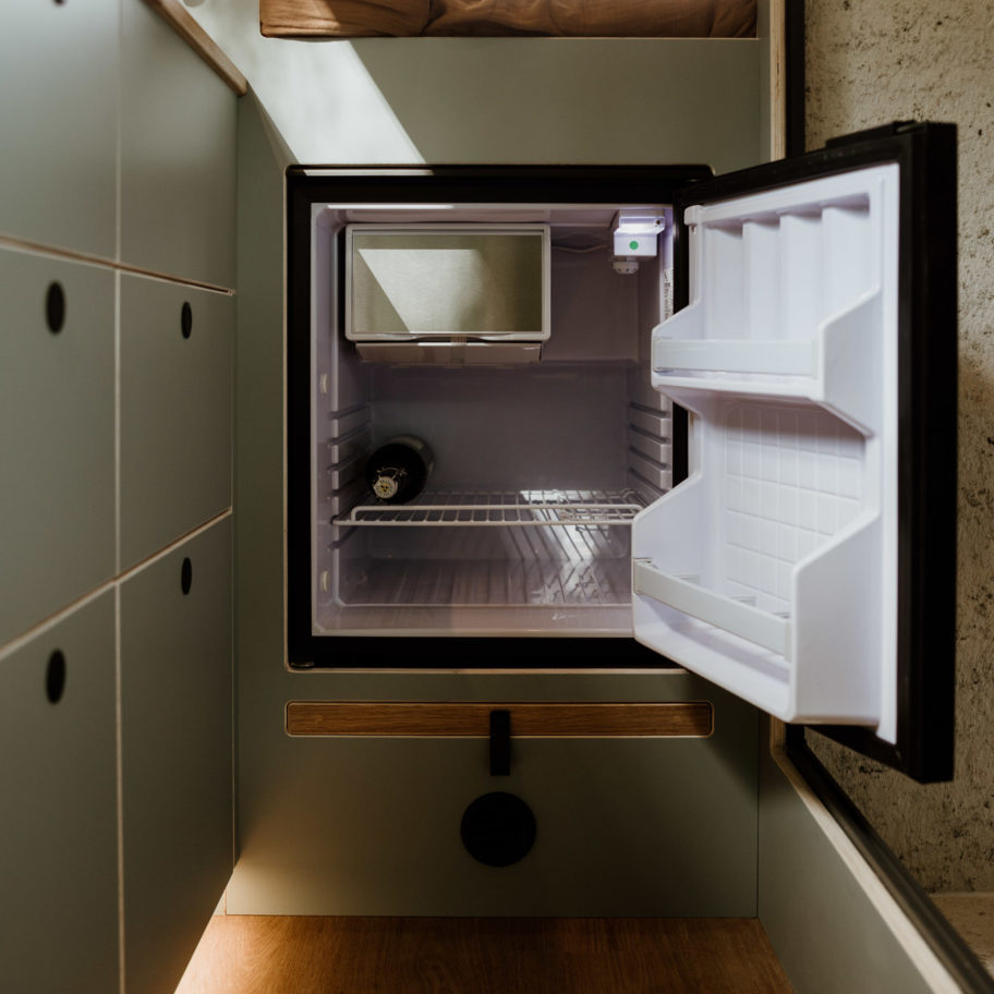 Réfrigérateur intégré dans le meuble bas du Sprinter L2H2 Aoraki – aménagement compact et discret.