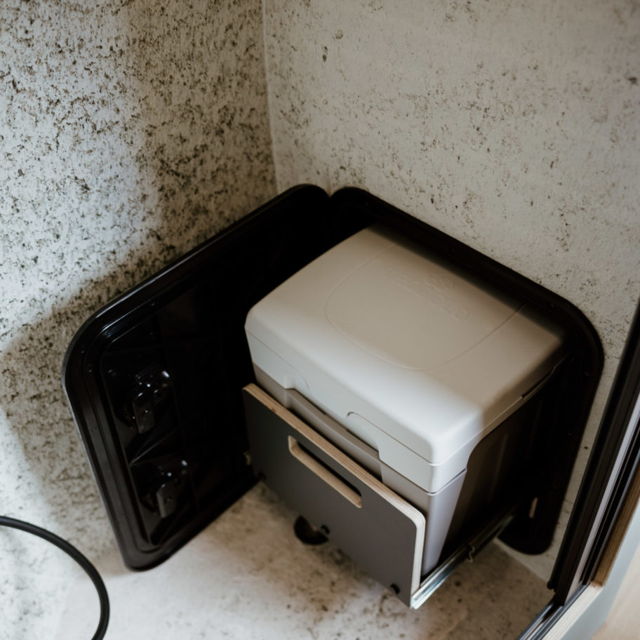 Tiroir escamotable pour toilette sèche – Mercedes Sprinter Aoraki par OLEY WORKSHOP.