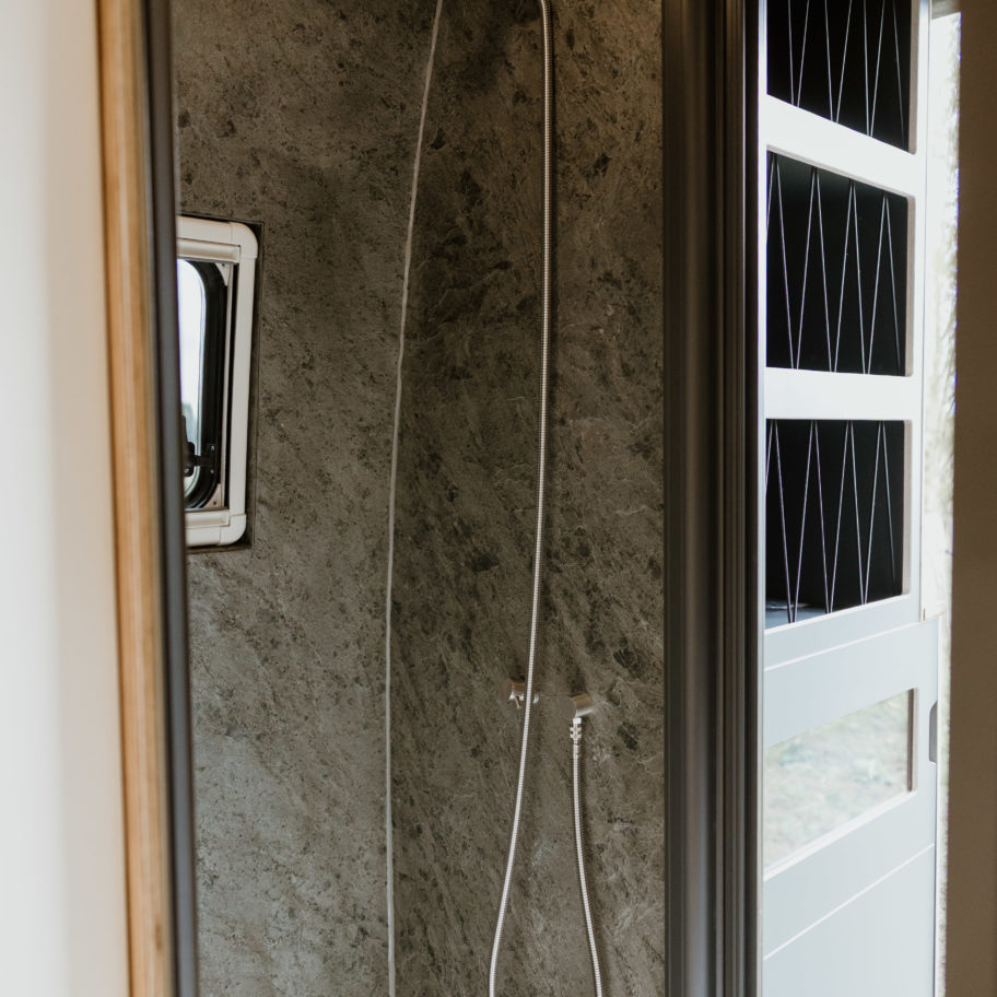 Détail de la porte coulissante d’un fourgon aménagé.