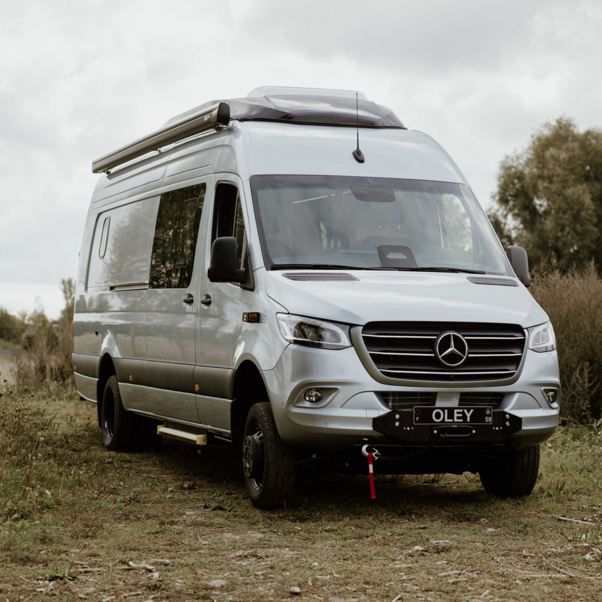 Vue 3/4 avant du Mercedes Sprinter 4x4 L4H2 519 CDI aménagé “Signature” par OLEY WORKSHOP – fourgon haut de gamme prêt pour l’aventure tout-terrain