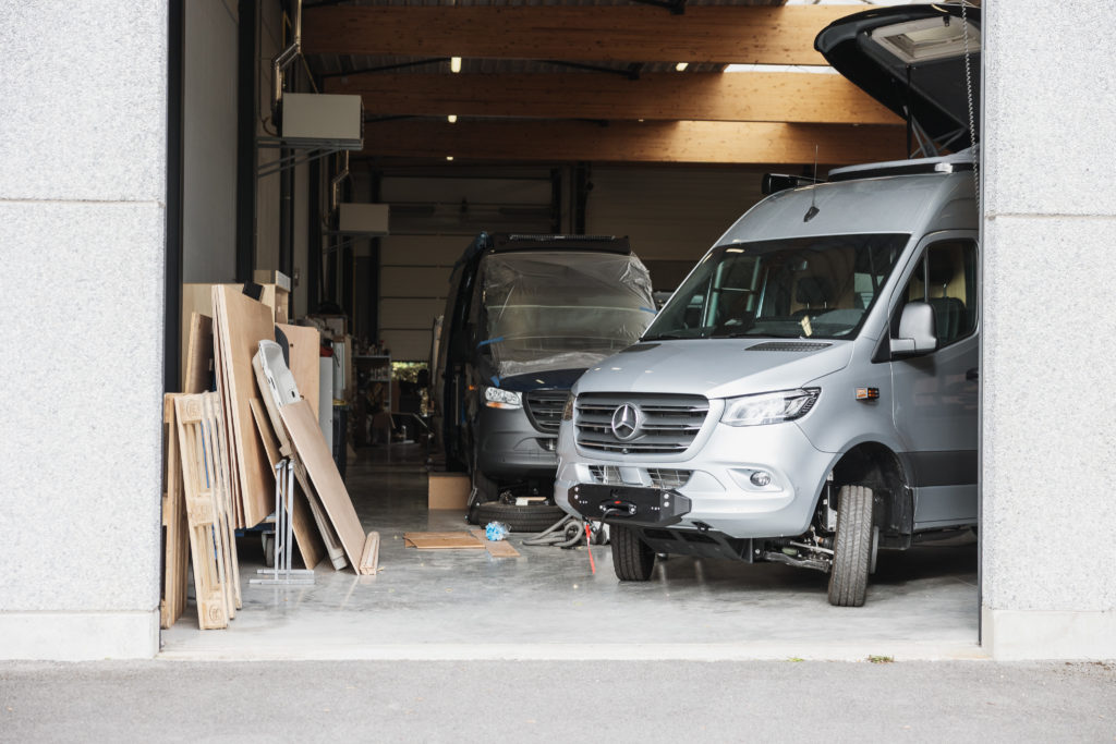 Fourgon Mercedes Sprinter à l’entrée de l’atelier Oley Workshop.