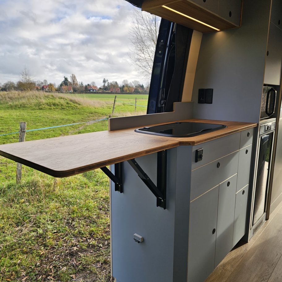 Tablette extérieure rabattable installée sur le côté du fourgon.