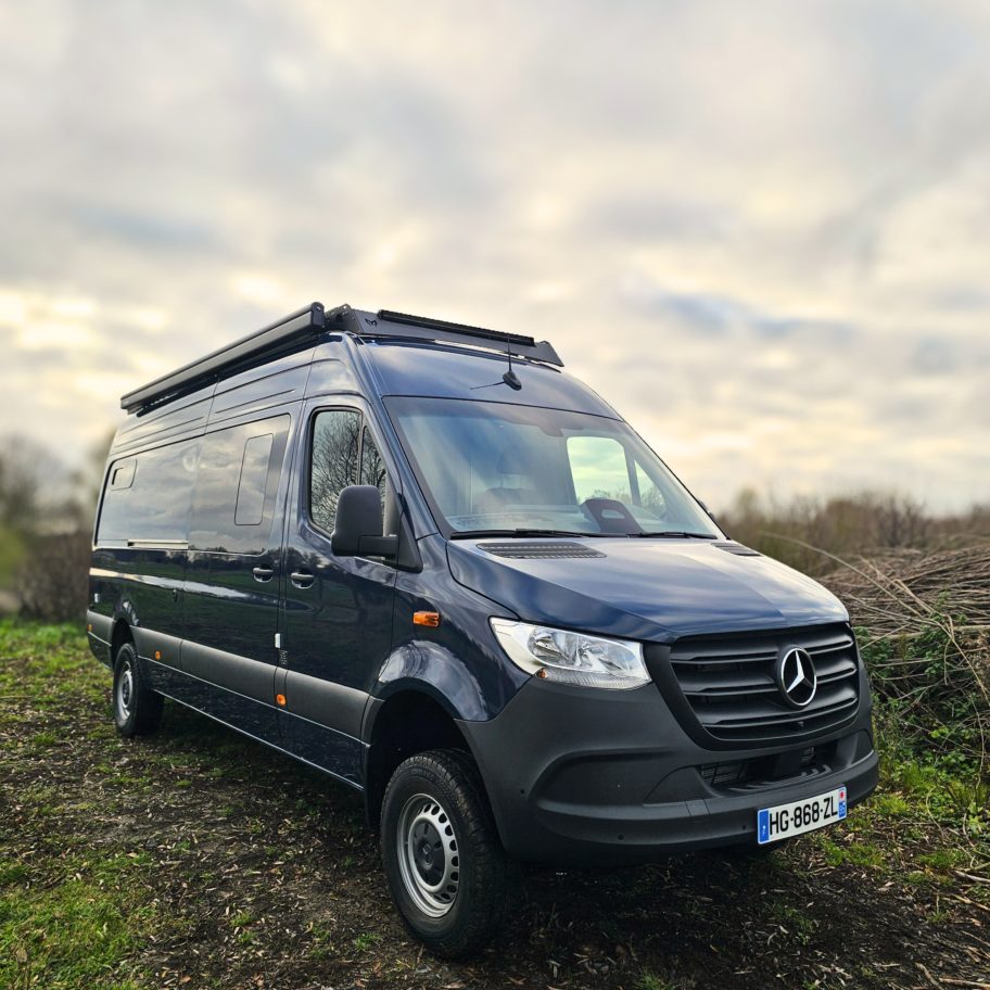 Fourgon Mercedes Sprinter vu de face, photographié en extérieur