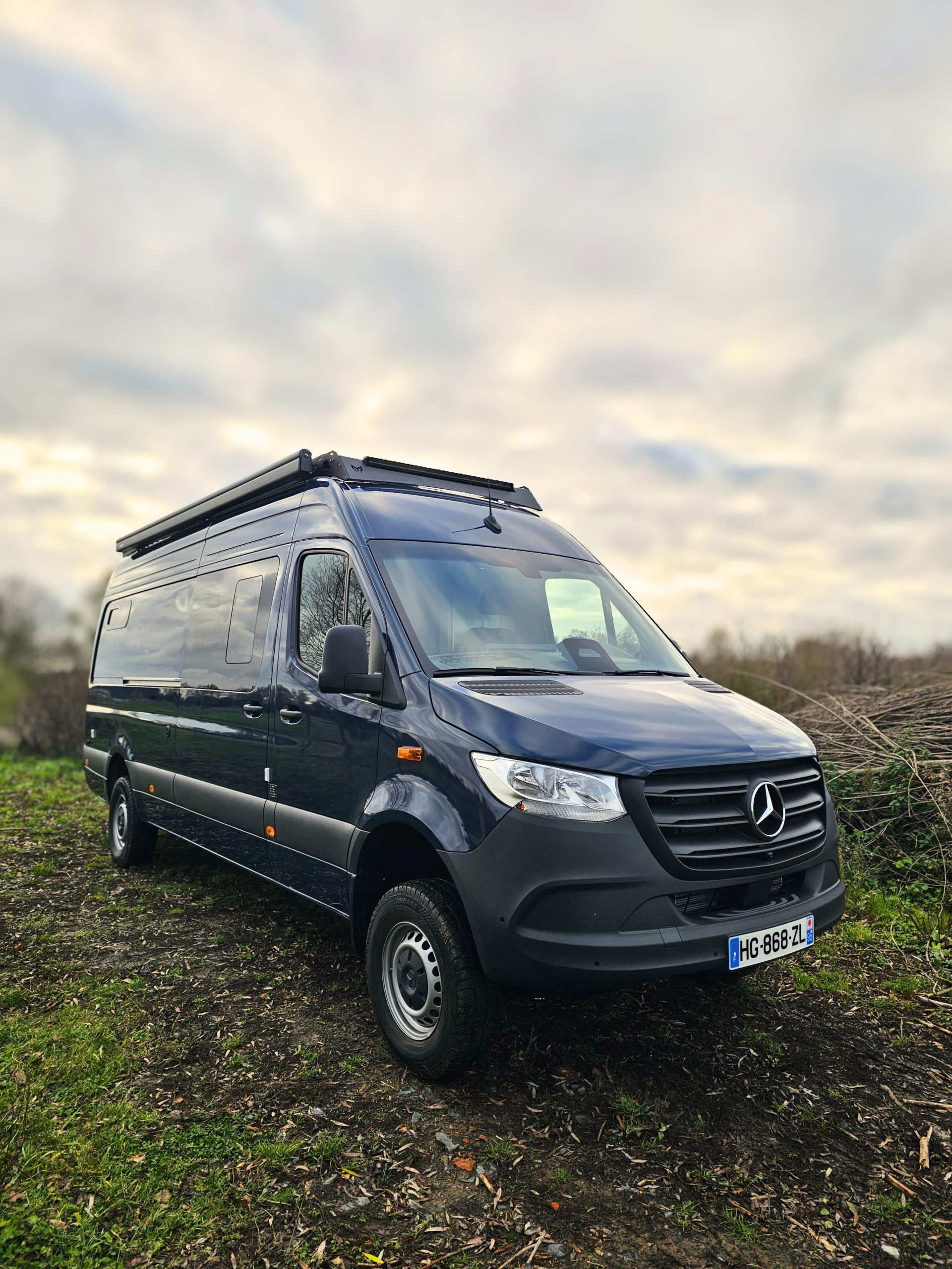 Fourgon Mercedes Sprinter vu de face, photographié en extérieur