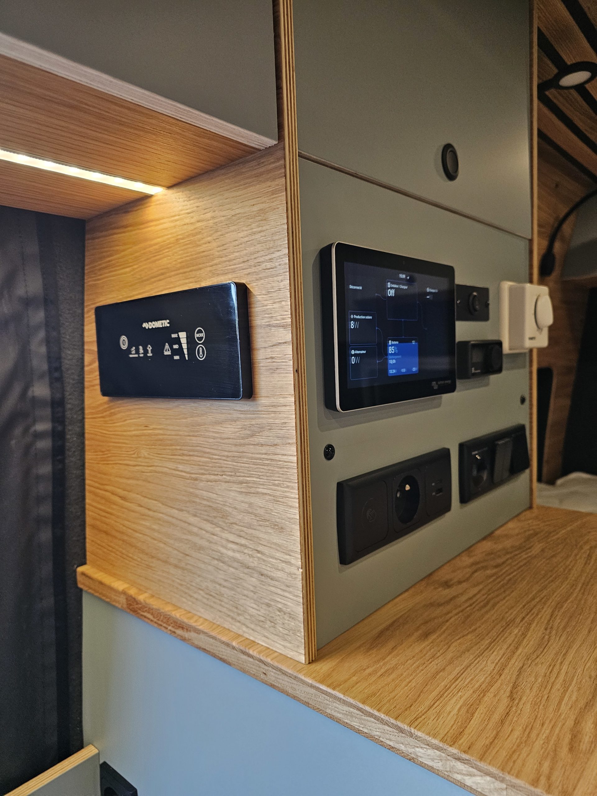 Vie à bord Sprinter 4×4 L2H2 AROHA NERO — habitacle famille 4 places, Oley Workshop Hauts-de-France
