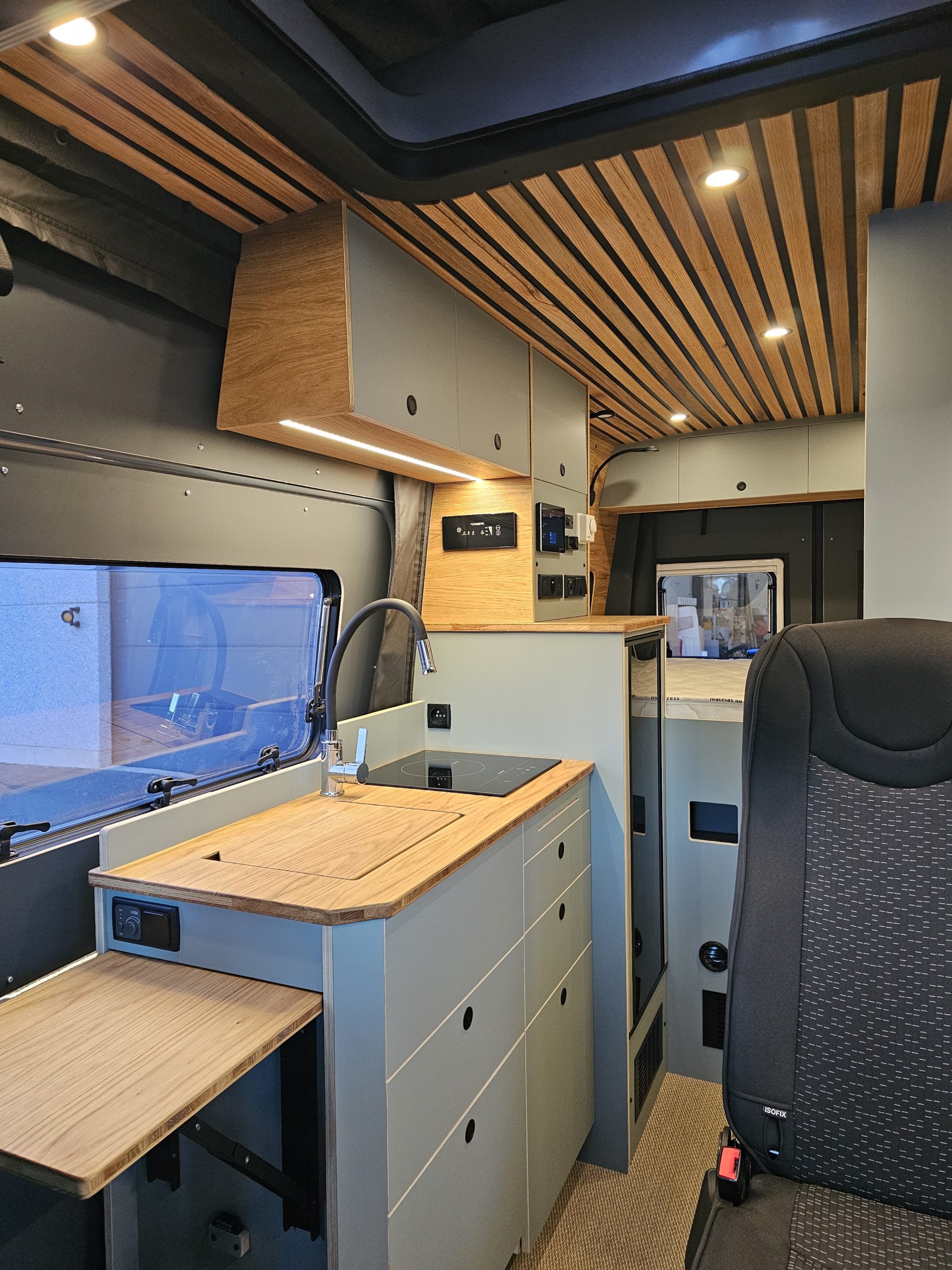 Aménagement intérieur Sprinter 4×4 L2H2 AROHA NERO — design épuré matériaux naturels, Oley Workshop Roncq