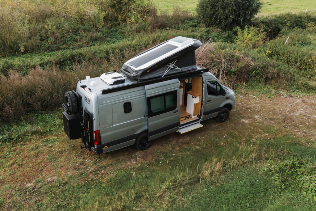 Fourgon aménagé avec toit relevable installé par Oley Workshop