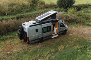 Fourgon aménagé avec toit relevable installé par Oley Workshop