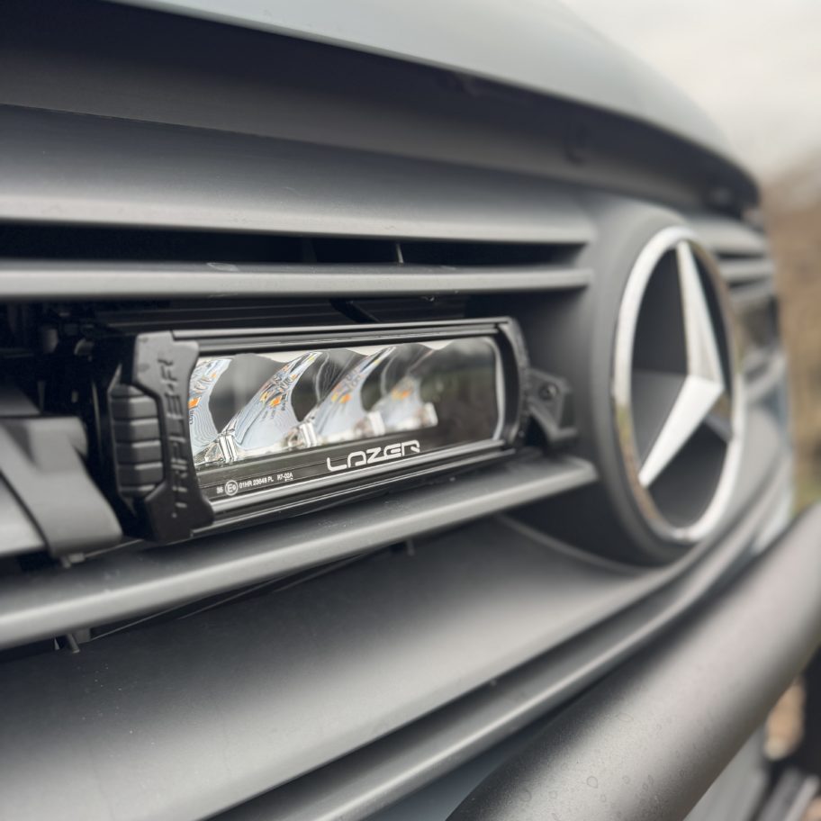 Détail d’un projecteur LED intégré à la calandre d’un Mercedes Sprinter 4x4.