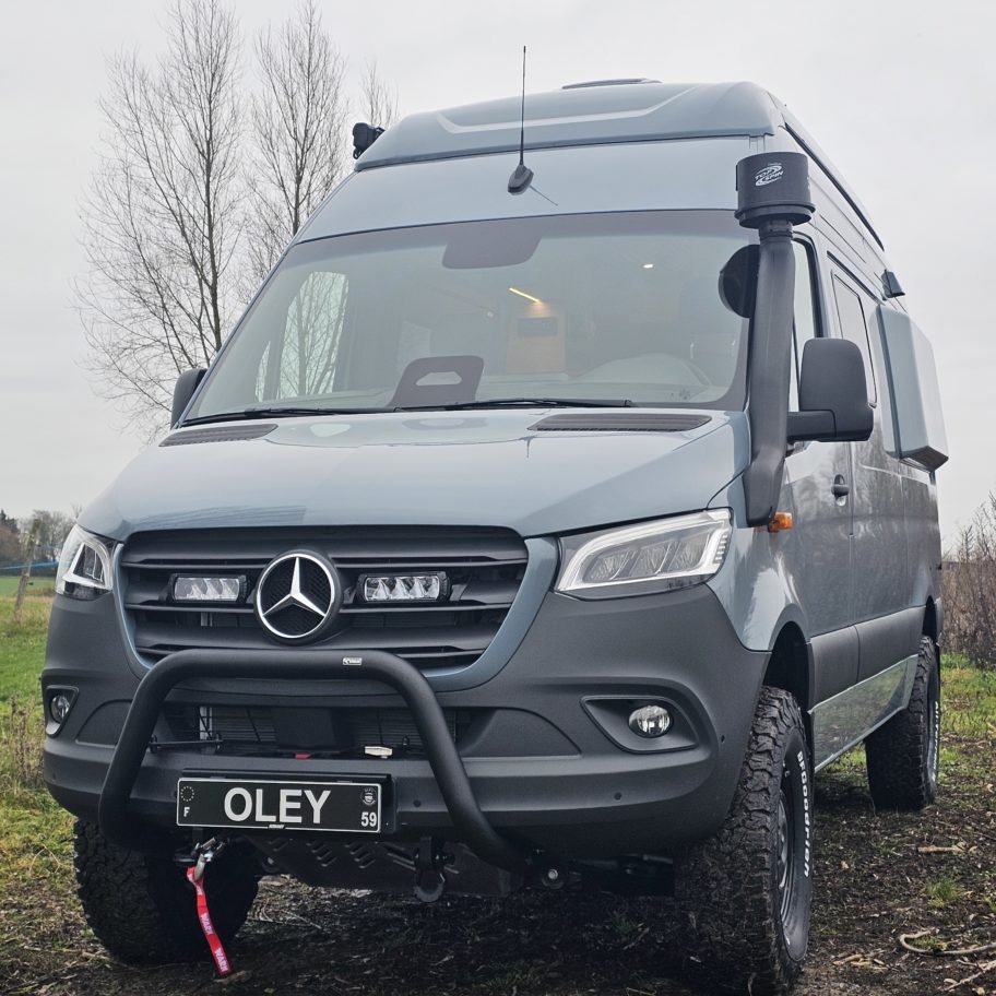 Mercedes Sprinter 4x4 aménagé sur-mesure par Oley Workshop sur configuration Aroha