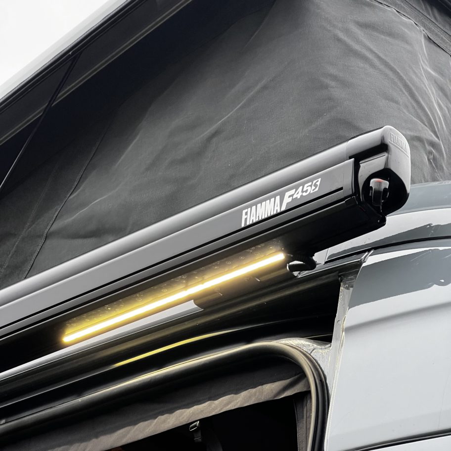 Rampe LED installée sur le toit d’un Mercedes Sprinter aménagé.