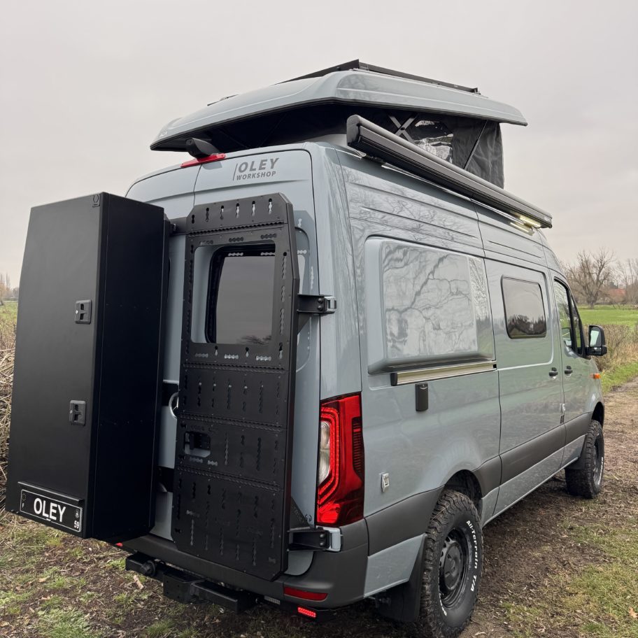 Mercedes Sprinter 4x4 aménagé par Oley Workshop avec toit relevable et porte arrière équipée pour l’offroad