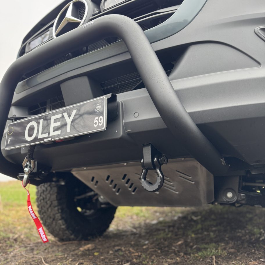 Face avant d’un Mercedes Sprinter 4x4 équipé d’un pare-buffle, d’un treuil et d’éclairages additionnels.