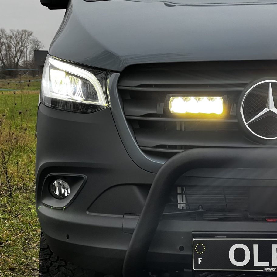 Détail du phare avant et de l’éclairage additionnel d’un Mercedes Sprinter 4x4.