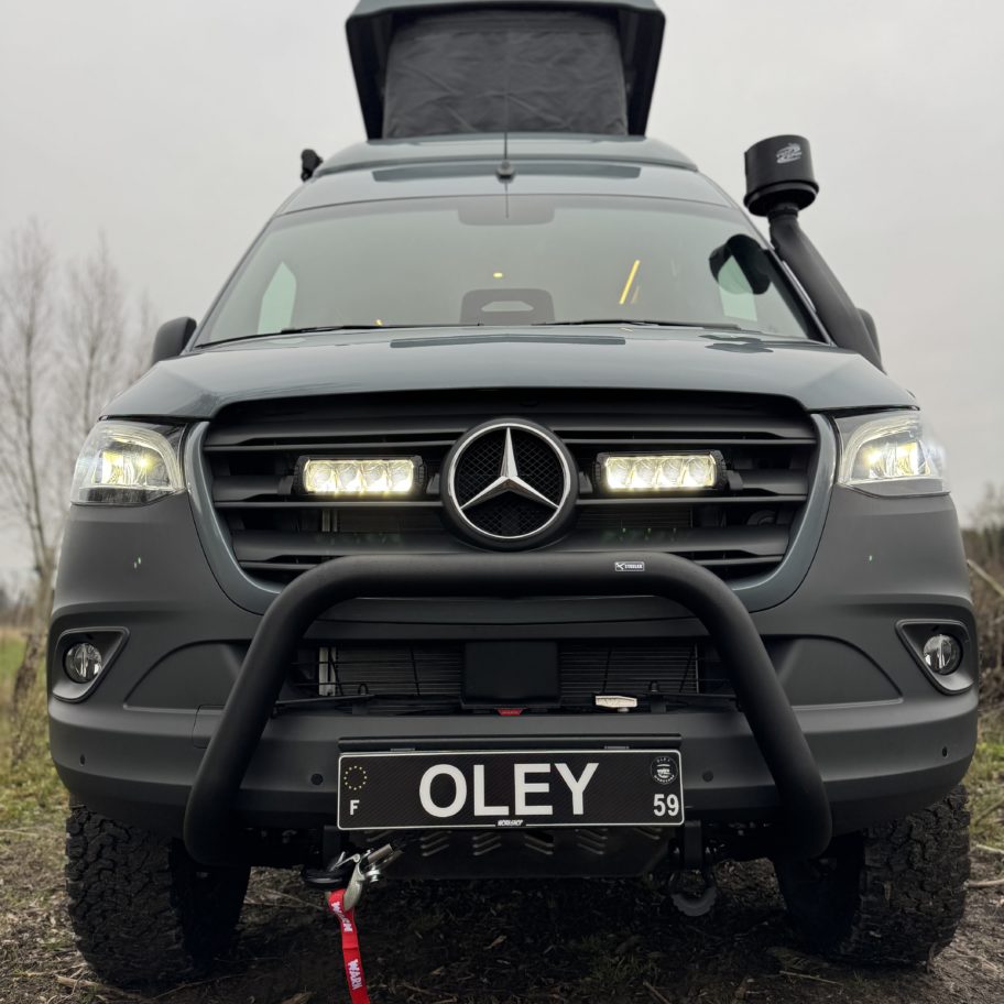 Avant d’un Mercedes Sprinter 4x4 avec pare-buffle, treuil et équipements tout-terrain.