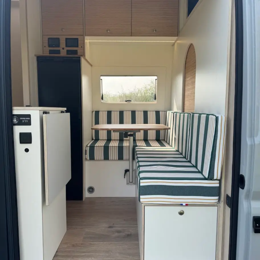 banquette et coin repas fourgon aménagé