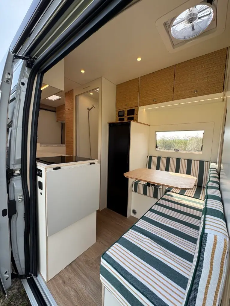 Fourgon aménagé Gusto – vue intérieure avec cuisine et coin nuit