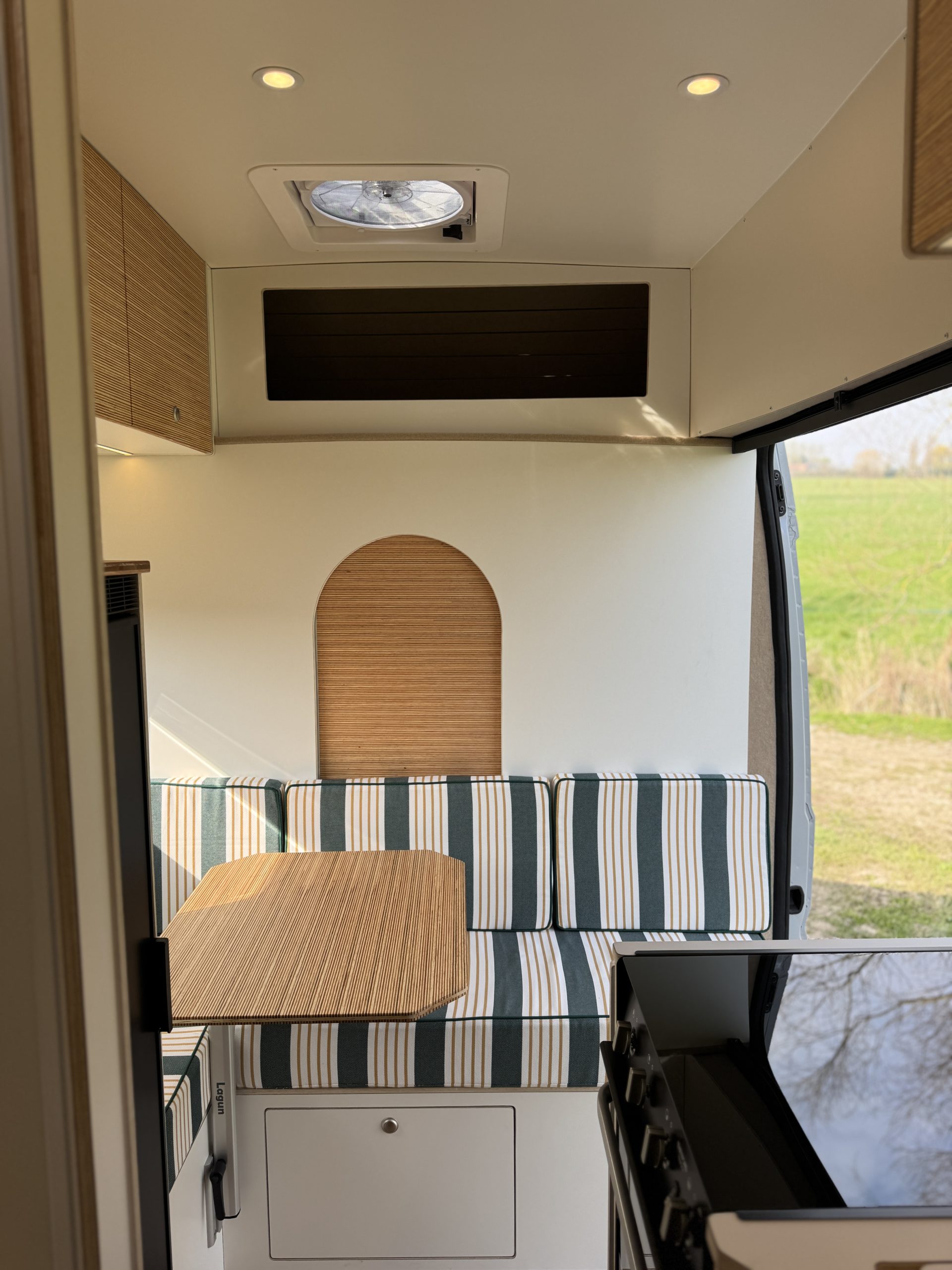 Intérieur du fourgon aménagé Gusto avec cuisine et espace nuit