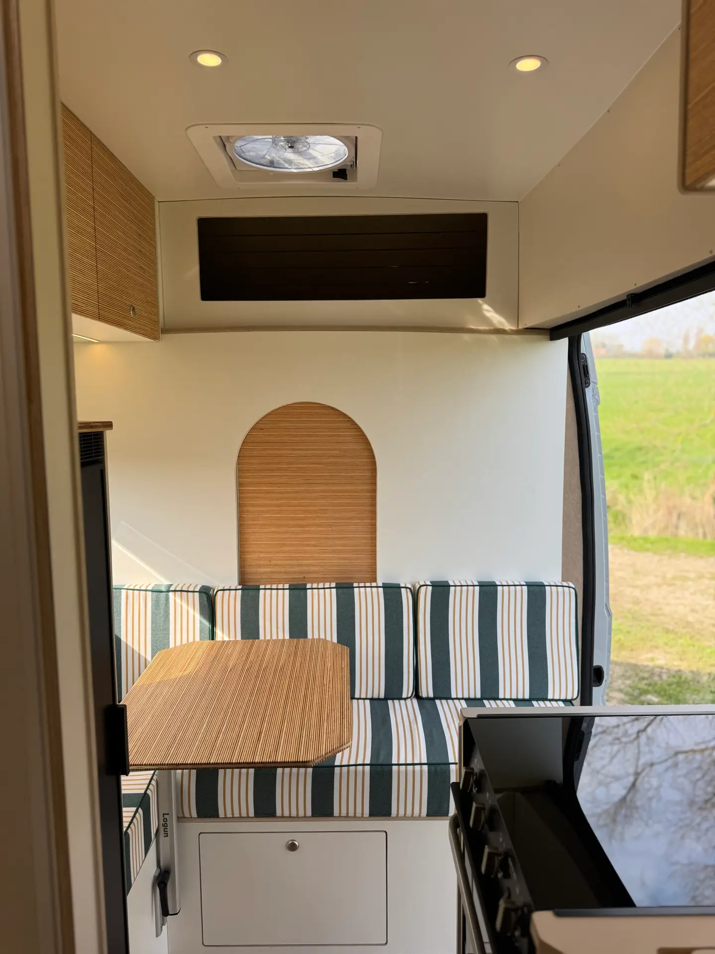 Intérieur du fourgon aménagé Gusto avec cuisine et espace nuit